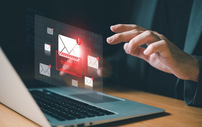  4 çalışandan biri, sahte e-postadaki bağlantılara tıklıyor