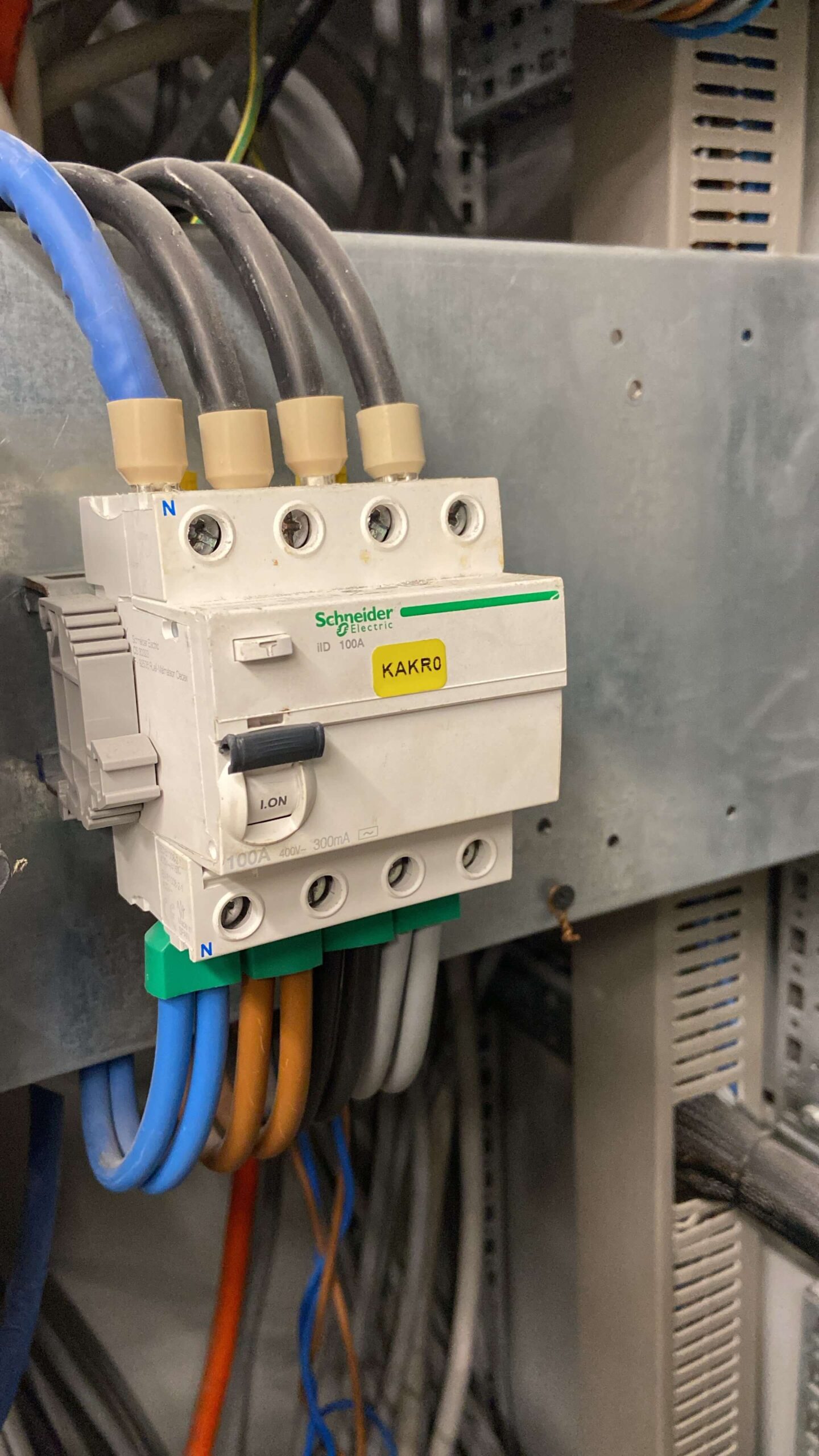 Evde Kaçak Akım Rölesi Sürekli Atıyor Mu? İşte En Yaygın Nedenler